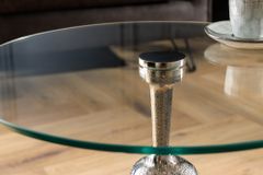 Runder Beistelltisch KONG 50cm silber Metall Glas Affenfigur Gorilla Skulptur