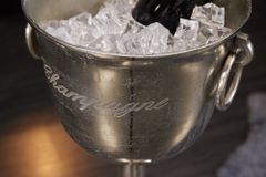 Dekorativer Sektkühler CHAMPAGNE 80cm antik silber handmade Metall Flaschenkühler
