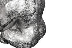 Runder Couchtisch WILDLIFE KONG 60cm silber Metall Glas Affenfigur Gorilla Skulptur handmade