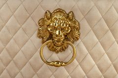 Barock Stuhl CASTLE DELUXE beige Samt gold Edelstahl mit Löwenkopf Ziernieten