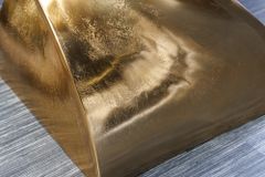 Skulp­tu­raler Beistelltisch TWIST 45cm gold Aluminium handmade Sitzhocker Nachttisch