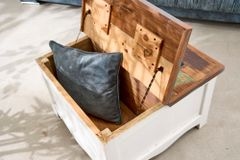 Massiver Couchtisch JAKARTA 70cm weiß bunt Holz Truhe aus recycelten Fischerbooten mit Schubladen