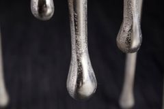 Extravaganter Beistelltisch LIQUID LINE 50cm silber Tropfen-Design Metall Aluminium rund