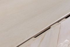 Massives Highboard LION 120cm creme Mangoholz schwarz Metall 3D Schnitzereien Kunstwerk