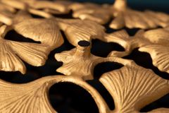 Dekorative Schale GINKGO LEAFS 50cm gold handmade Metall