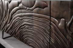 Massives Sideboard FLUID 175cm braun Mangoholz 3D-Design Kufengestell