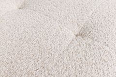 Moderner Hocker ROYAL 120cm champagner beige Bouclé Federkern Sitzhocker