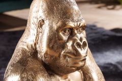 Runder Couchtisch WILDLIFE KONG 60cm gold Metall Glas Affenfigur Gorilla Skulptur handmade