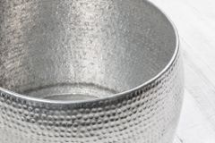 Runder Couchtisch ORIENT 60cm silber Metall Aluminium Hammerschlag Design handmade