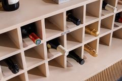Design Barschrank ART DECO 140cm weiß gekälkt Mangoholz 3D-Front