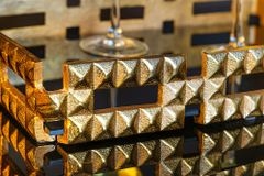Handgefertigtes Tablett VARIATION 40cm schwarz gold Metall Aluminium Glas