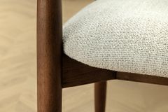 Design Armlehnen-Stuhl KENNEDY braun smoke creme aus recycelter Pinie mit Polstersitz