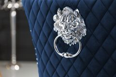 Barock Stuhl CASTLE DELUXE royalblau Samt Löwenkopf Chesterfield Design Esszimmerstuhl Nieten