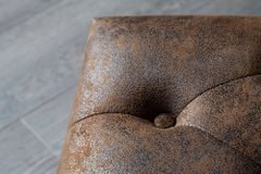 Chesterfield Fußhocker 80cm antik braun mit Knopfheftung und Nietenbesatz