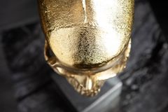 Elegante Skulptur SKULL 35cm gold Totenkopf mit Marmorfuß