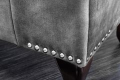Design Sitzhocker CHESTERFIELD 80cm grau Samt Knopfheftung Nietenbesatz