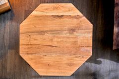 Abstrakter Beistelltisch DIAMOND 50cm natur Akazie Massivholz messing Metallgestell
