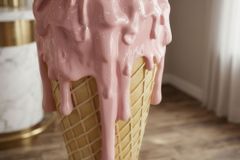 Einzigartiger Bartisch ICE CREAM 105cm beige rosa runde Tischplatte Glas handmade
