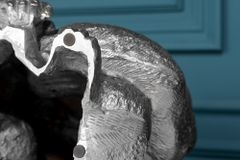 Dekorative Gorillafigur KONG 40cm silber handmade Metall Skulptur