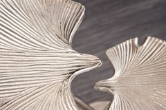 Dekorativer Beistelltisch GINKGO LEAFS 50cm silber handmade Metall