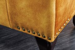 Design Fußhocker CHESTERFIELD 80cm senfgelb Samt Knopfheftung Nietenbesatz