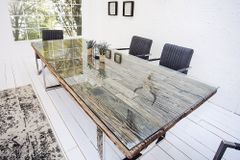 Massiver Esstisch BARRACUDA 240cm antik Teak Holz mit Stahl Kufenfüßen inkl. Glasplatte