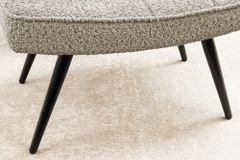 Moderner Hocker SCANDINAVIA champagner greige Bouclé schwarze Metallbeine Fußhocker