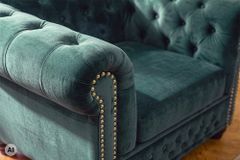 Barocker Sessel CHESTERFIELD petrol Samt Federkern goldene Nieten mit Knopfheftung