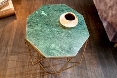 Abstrakter Beistelltisch DIAMOND 50cm grün Marmor messing Metall