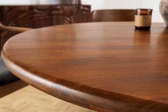 Massiver Esstisch MAESTRO 130cm braun Mangoholz rund mit Säulenfuß