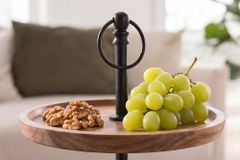 Massivholz Etagere PURE NATURE 40cm Mango rund mit zwei Etagen schwarzes Metall