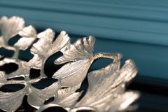 Dekorative Schale GINKGO LEAFS 40cm silber handmade Metall