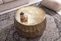 Runder Couchtisch ORGANIC ORIENT 70cm gold Metall Hammerschlag 3D-Design handmade