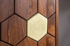 Massiver Barschrank MYSTIC LIVING 75cm Akazie braun gold Retro Design