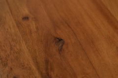 Massivholz Couchtisch MAMMUT 110cm Akazie Baumkante honey finish 3,5cm Tischplatte
