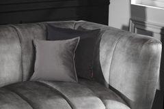 Design 3-Sitzer Sofa NOBLESSE 225cm grau Samt Federkern schwarze Metallfüße