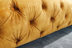 Queensize Doppelbett PARIS 160x200cm senfgelb Samt Chesterfield Design