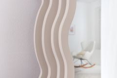 Design Wandspiegel WAVE 160cm greige