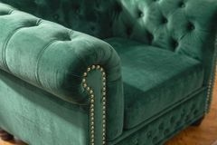 Barocker Sessel CHESTERFIELD flaschengrün Samt Federkern mit Knopfheftung