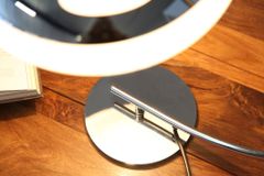 Moderne Tischlampe LUNA LOGO 45cm silber verchromt Tischleuchte