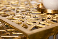 Handgearbeiteter Couchtisch ABSTRACT 50cm 2er Set gold im Gap Design