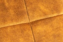 Moderner Hocker SCANDINAVIA senfgelb Samt schwarze Metallbeine Fußhocker