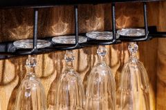 Handgearbeiteter Barschrank GOLDEN SUNSET 140cm schwarz gold Mangoholz massiv