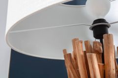 Funktionelle Stehlampe SERVANT 153cm Longan-Massivholz mit Tisch und Leinenschirm