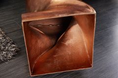 Skulp­tu­raler Beistelltisch TWIST 45cm kupfer geflammt Metall handmade Nachttisch