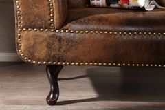 Chesterfield Récamière 170cm antik braun mit Knopfheftung und Nietenbesatz