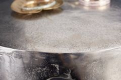 Extravaganter Beistelltisch LIQUID LINE 50cm silber Tropfen-Design Metall Aluminium rund