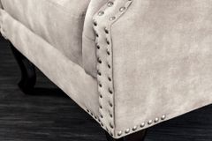 Design Ohrensessel CHESTERFIELD 105cm champagner beige Samt silber Ziernieten