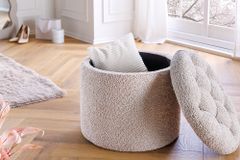 Runder Hocker MODERN BAROCK 50cm champagner Bouclé mit Stauraum