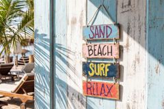 Maritimes Wandschild SURF & BEACH 110cm buntes Holzdesign Deko-Schild